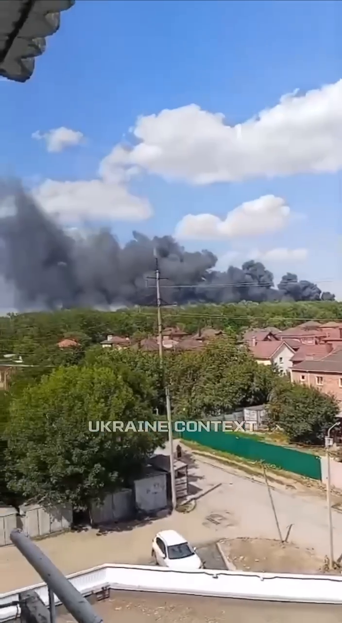 У Ростові пролунали вибухи і спалахнула пожежа: над містом видніється стовп чорного диму. Фото і відео