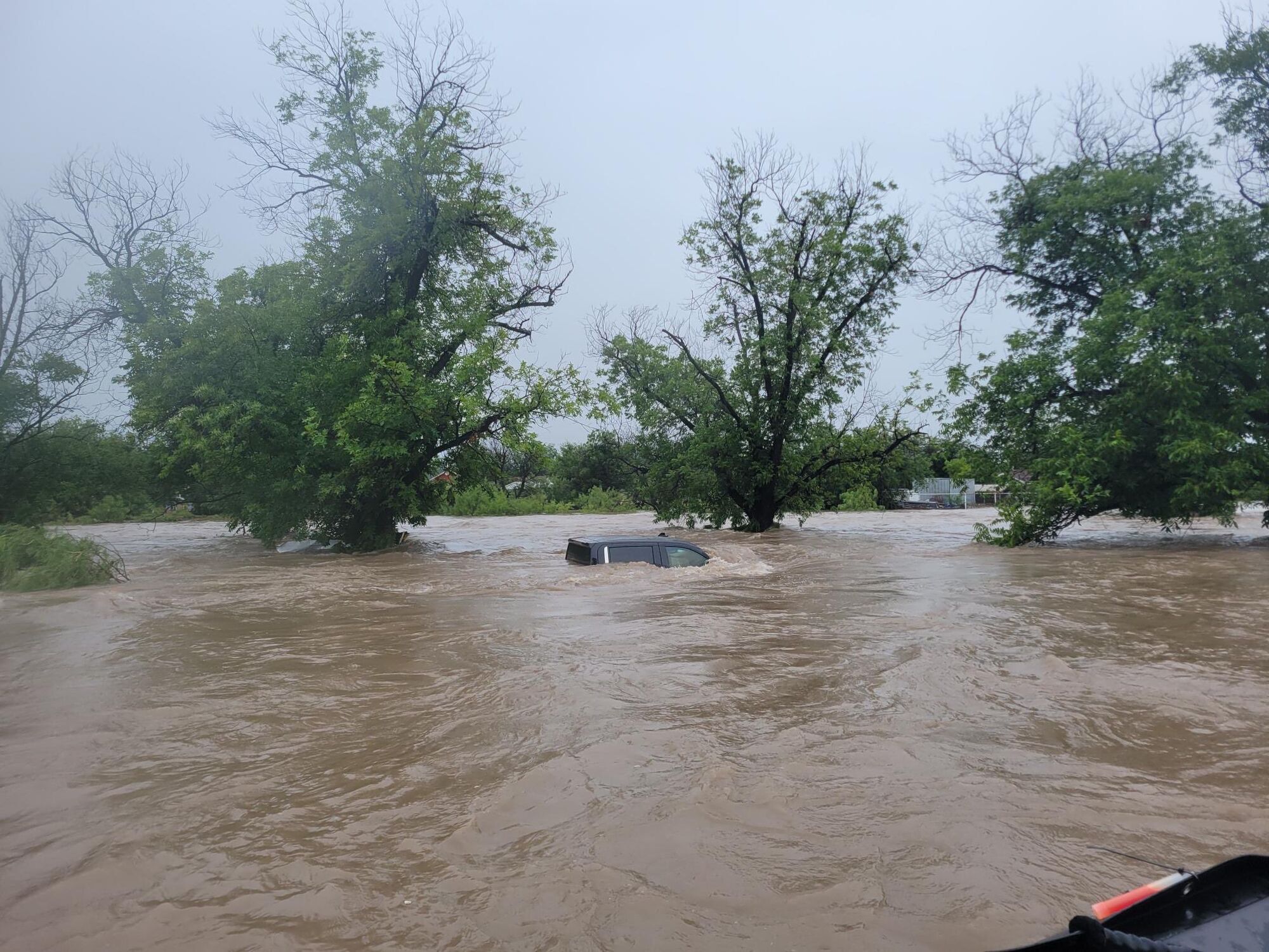 Кількість загиблих унаслідок повені в Техасі наблизилась до сотні: серед них десятки дітей. Фото й відео