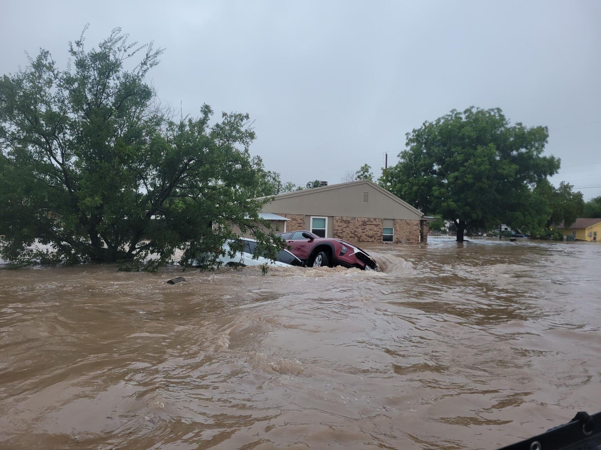 Кількість загиблих унаслідок повені в Техасі наблизилась до сотні: серед них десятки дітей. Фото й відео
