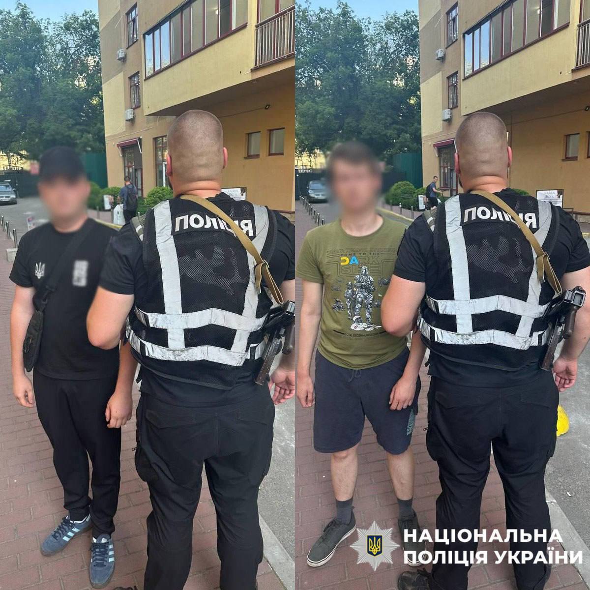 В Киеве задержали двух иностранцев, которые на Печерске ходили с флагом с нацистской символикой. Фото