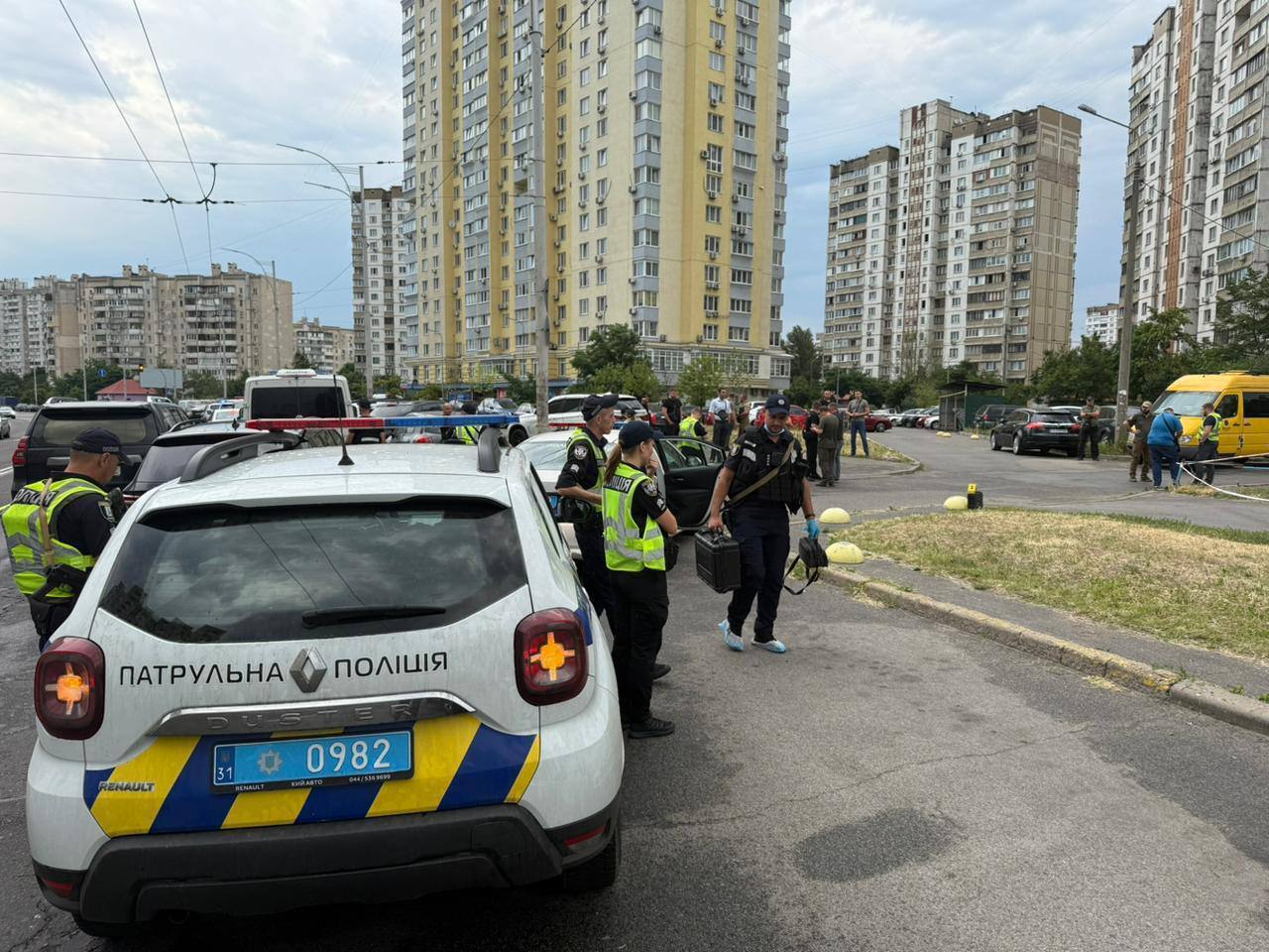 В Киеве на Троещине неизвестный застрелил мужчину, который находился в салоне авто. Подробности, фото и видео