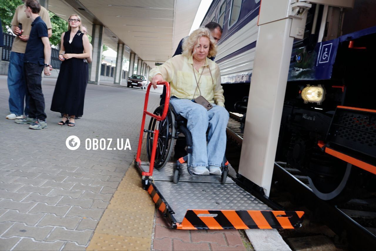 Вагон оборудован подъемником, максимальная нагрузка – до 300 кг.