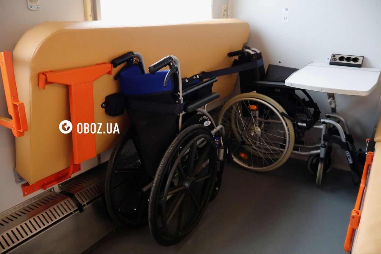 Каждый вагон рассчитан на 2 человек с инвалидностью и 2 сопровождающих