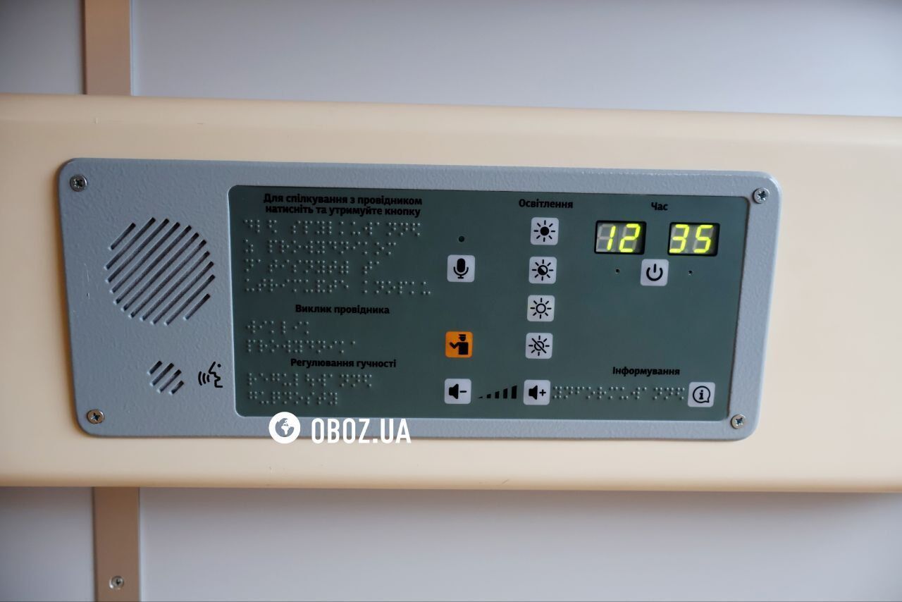 Все надписи дублируются на жестовом языке