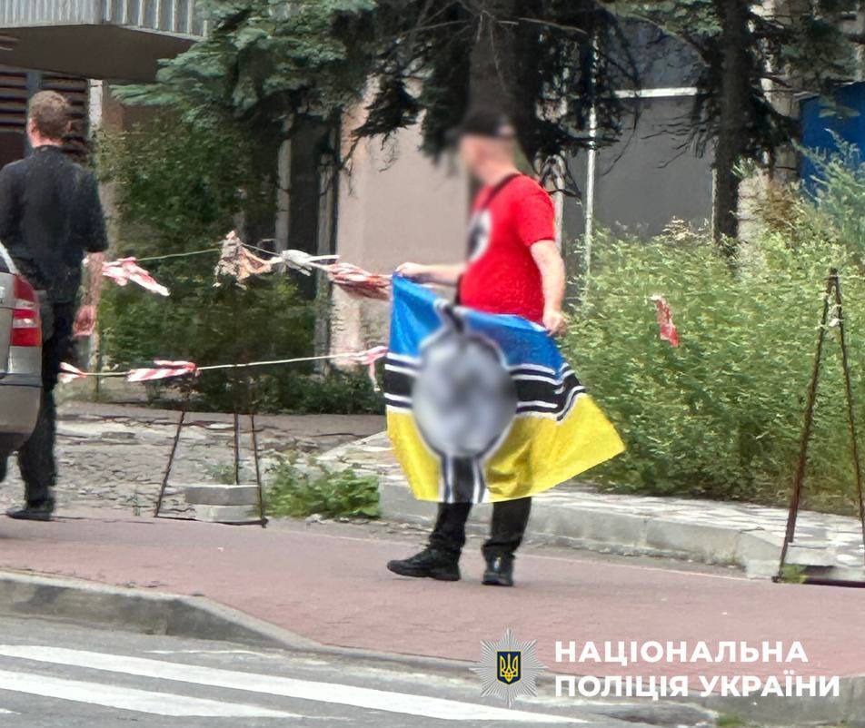 В Киеве задержали двух иностранцев, которые на Печерске ходили с флагом с нацистской символикой. Фото