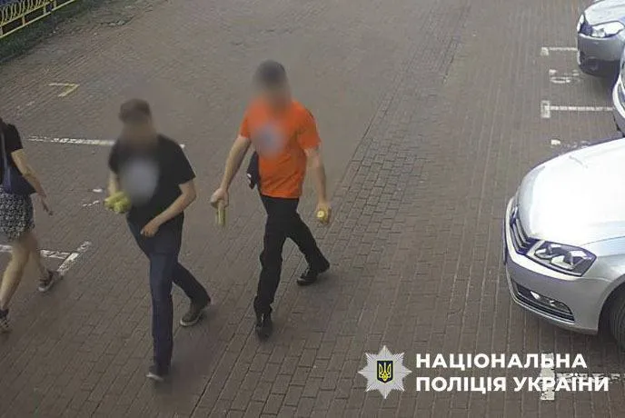 В Киеве задержали двух иностранцев, которые на Печерске ходили с флагом с нацистской символикой. Фото