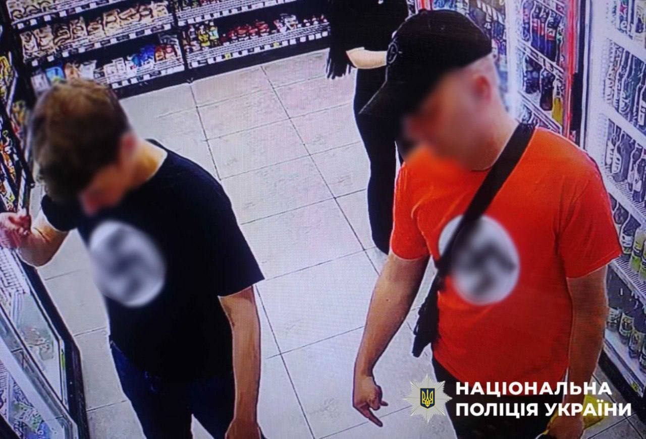 В Киеве задержали двух иностранцев, которые на Печерске ходили с флагом с нацистской символикой. Фото