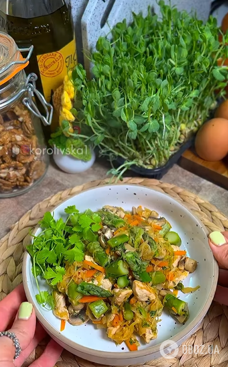 Вкусная тушеная капуста с курицей и грибами: обязательно приготовьте на ужин