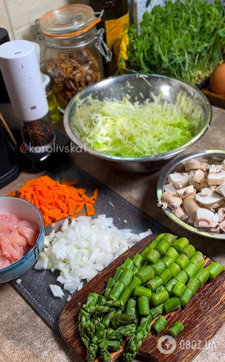 Вкусная тушеная капуста с курицей и грибами: обязательно приготовьте на ужин