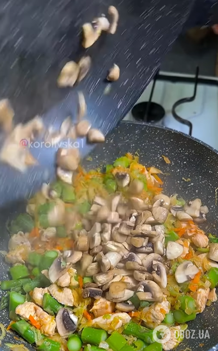 Вкусная тушеная капуста с курицей и грибами: обязательно приготовьте на ужин