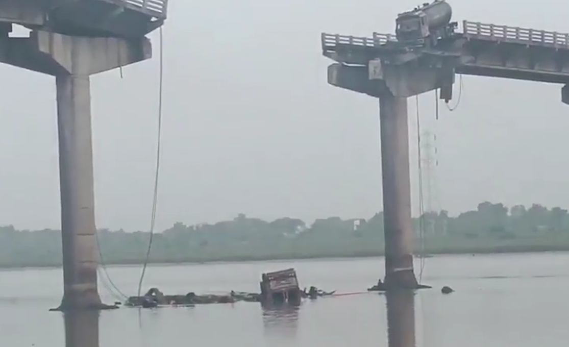 В Индии из-за обвала моста автомобили упали в воду: девять человек погибли, есть пострадавшие. Видео