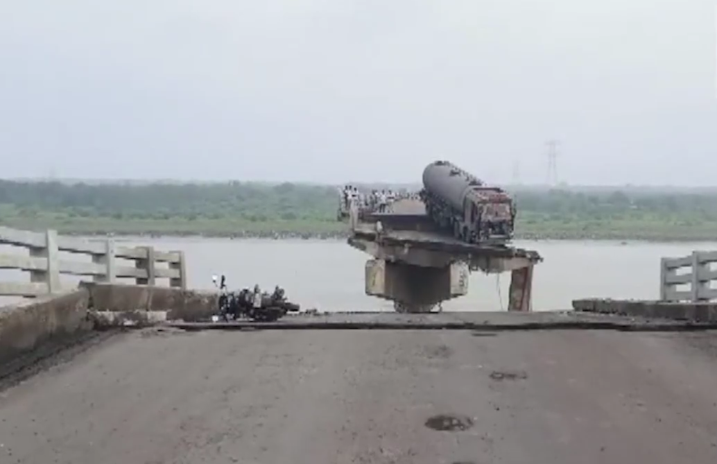 В Индии из-за обвала моста автомобили упали в воду: девять человек погибли, есть пострадавшие. Видео