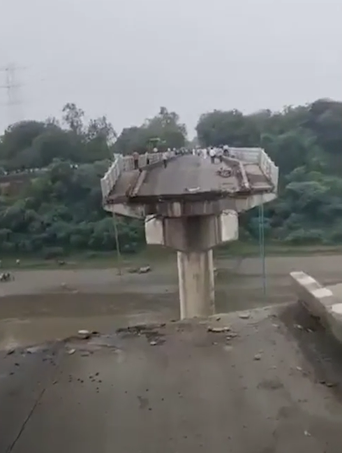 В Индии из-за обвала моста автомобили упали в воду: девять человек погибли, есть пострадавшие. Видео