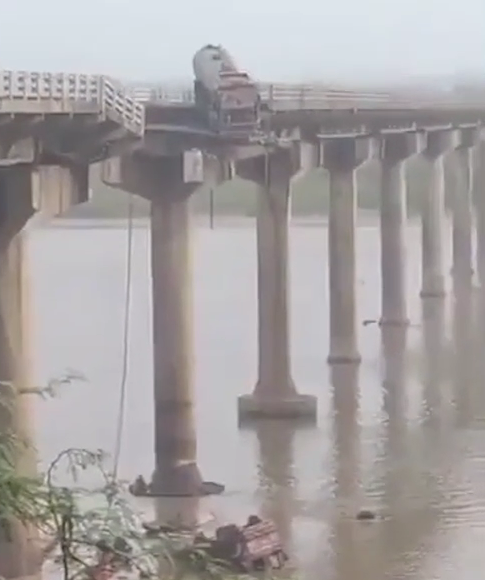 В Индии из-за обвала моста автомобили упали в воду: девять человек погибли, есть пострадавшие. Видео