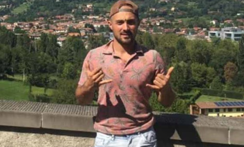 "Был ужасный шум": в Италии мужчина покончил с жизнью, прыгнув в двигатель самолета
