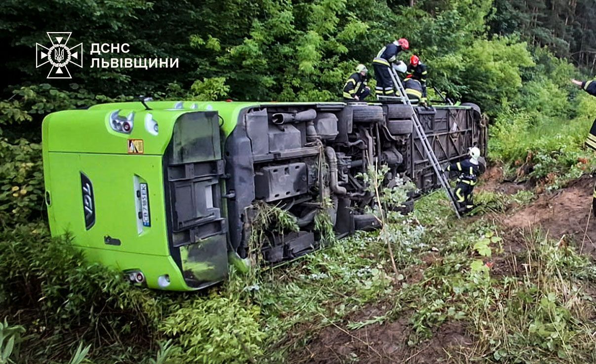 На Львовщине автобус с детьми попал в ДТП, есть пострадавшие. Фото