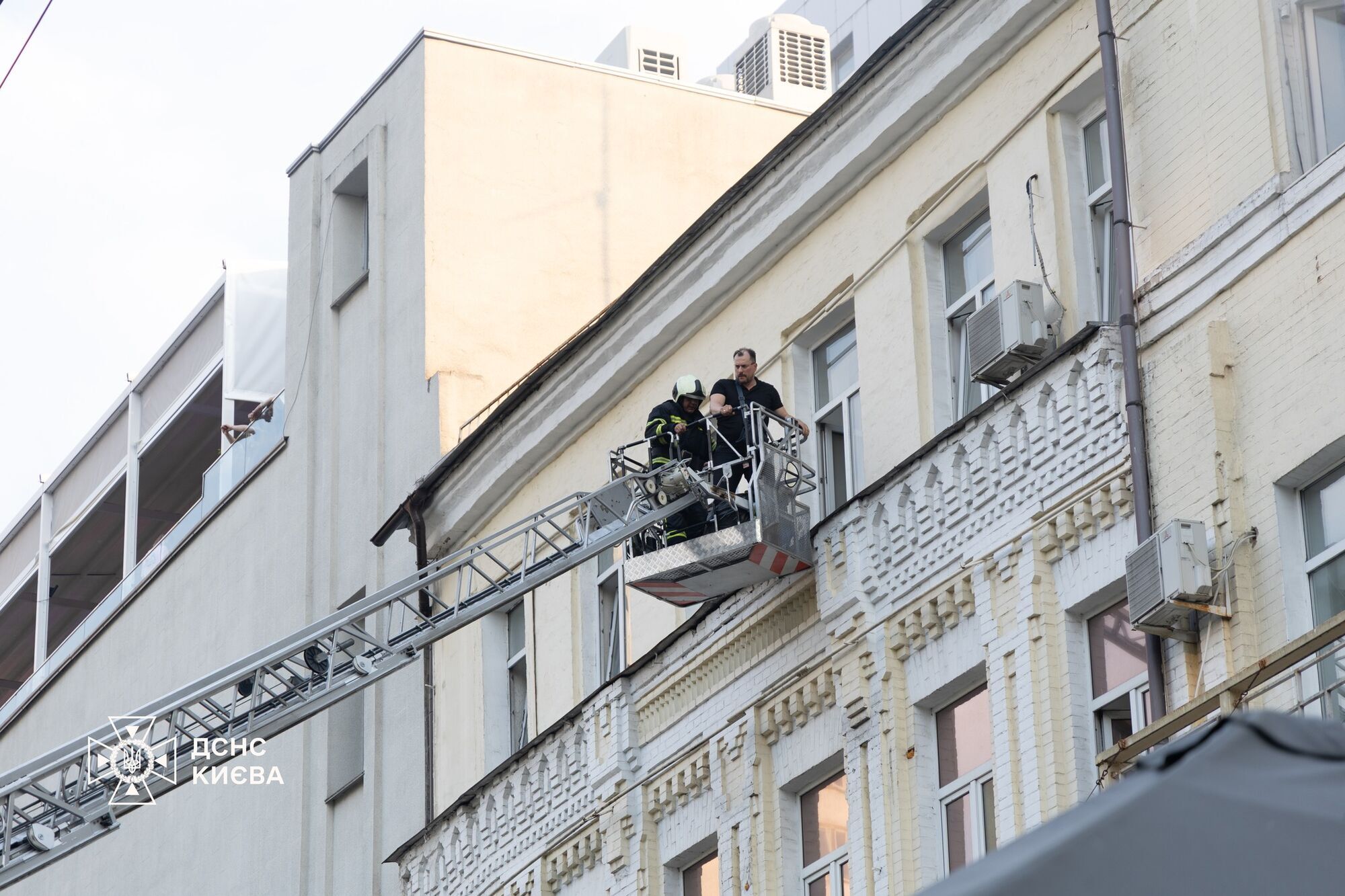 В центре Киева произошел масштабный пожар: бойцы ГСЧС спасли трех человек. Подробности и фото