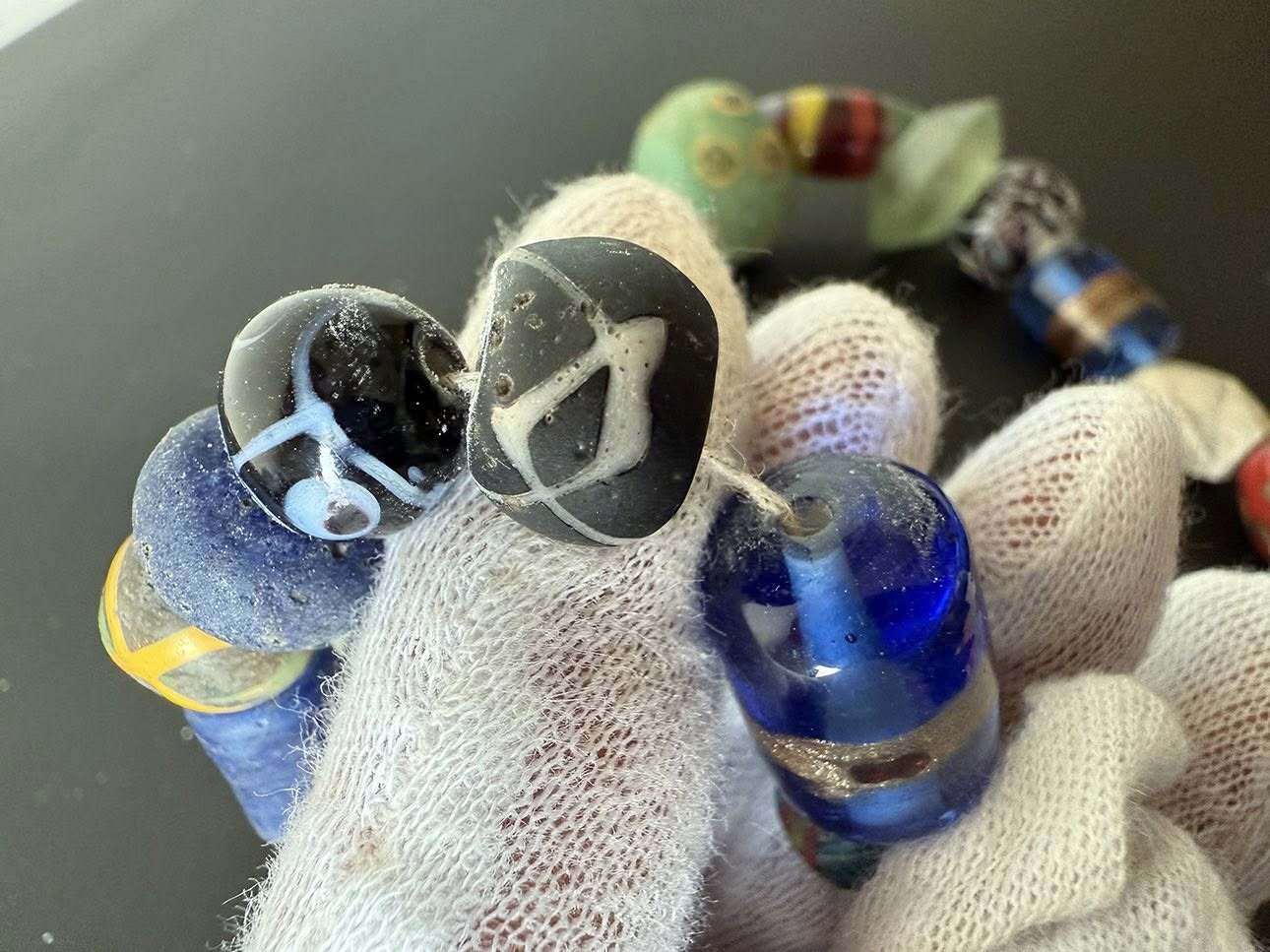 Из Украины под видом бижутерии пытались вывезти уникальный археологический клад. Подробности и фото