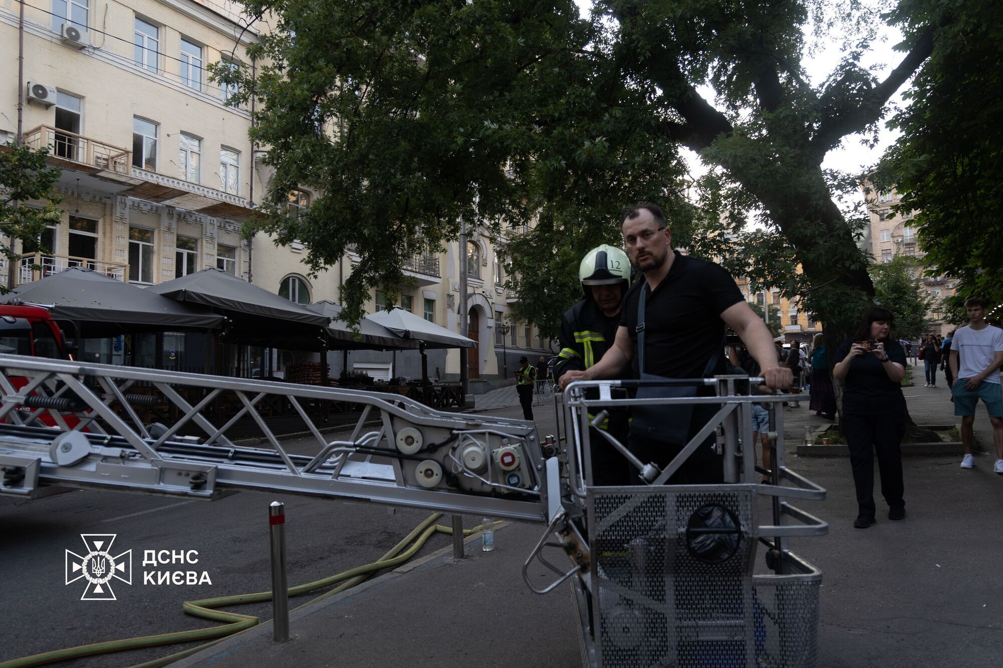 В центре Киева произошел масштабный пожар: бойцы ГСЧС спасли трех человек. Подробности и фото