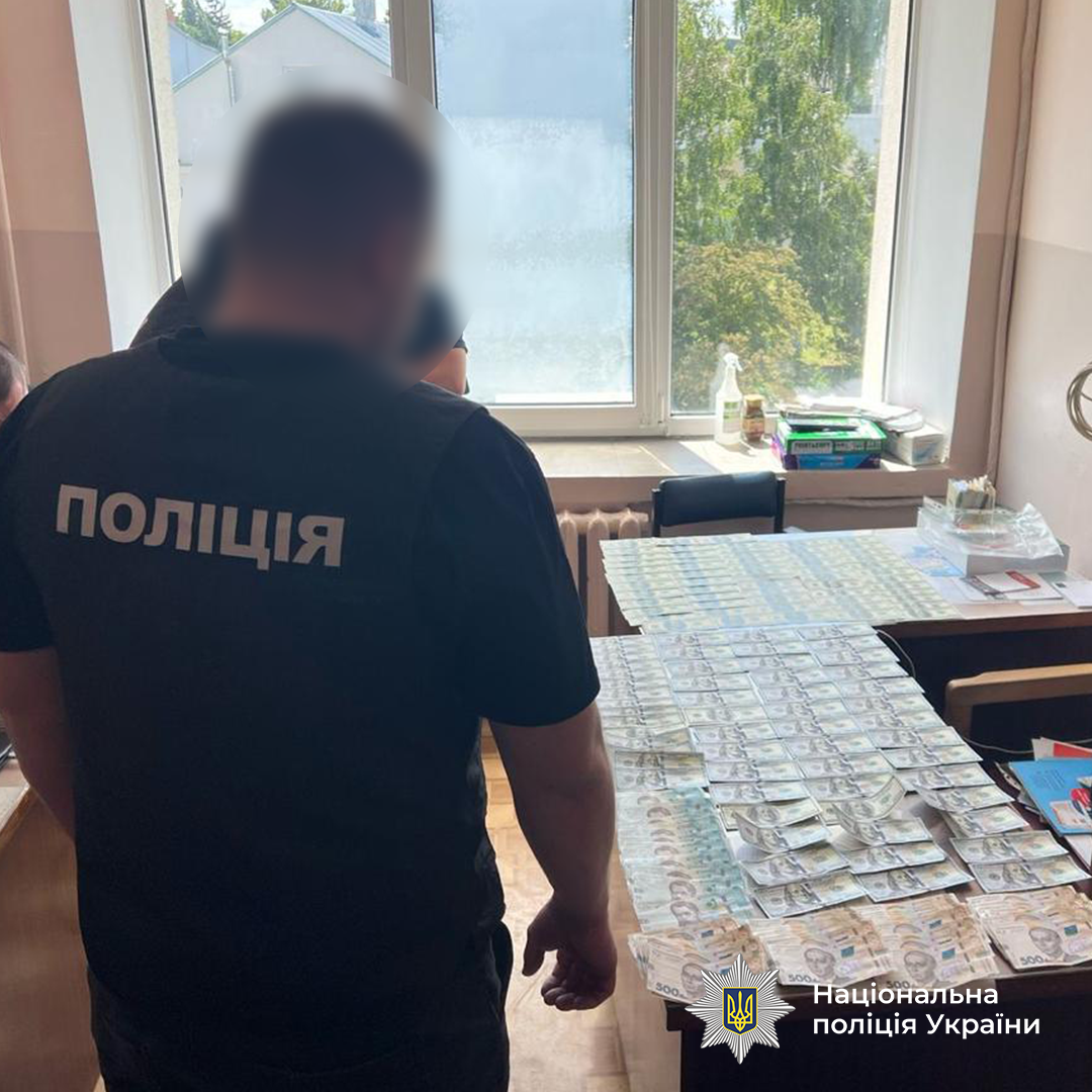 Ділки планували отримати понад 4 млн грн хабарів: поліцейські викрили корупційні схеми в девʼяти регіонах України. Фото