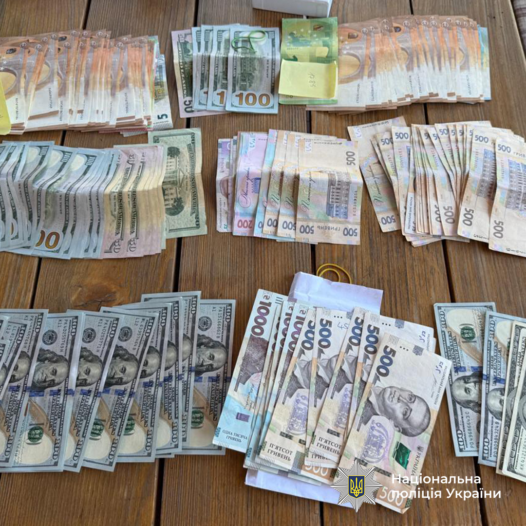 Ділки планували отримати понад 4 млн грн хабарів: поліцейські викрили корупційні схеми в девʼяти регіонах України. Фото