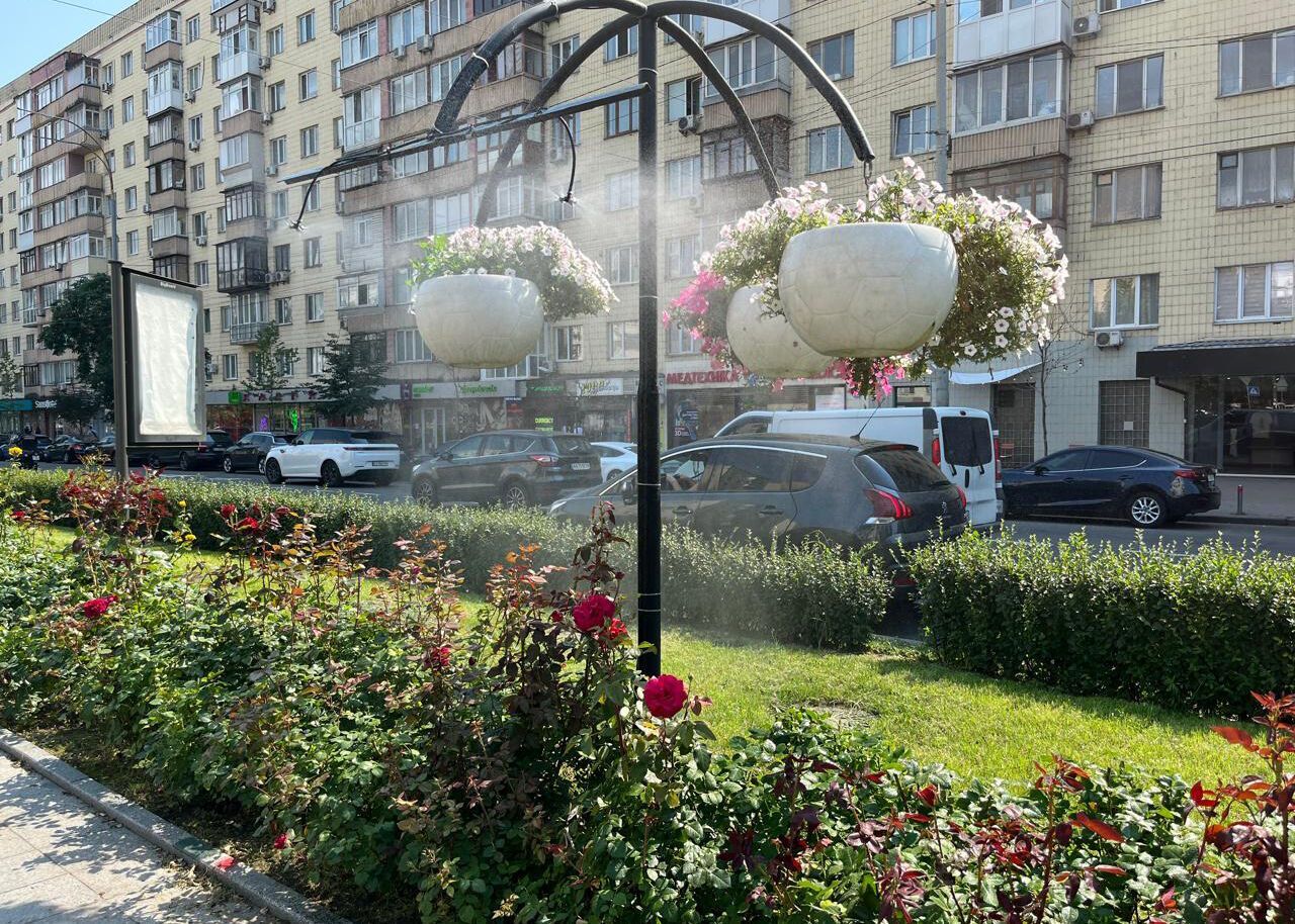 У Києві почали встановлювати додаткові рамки-розпилювачі води: де можна охолодитись в спеку. Фото