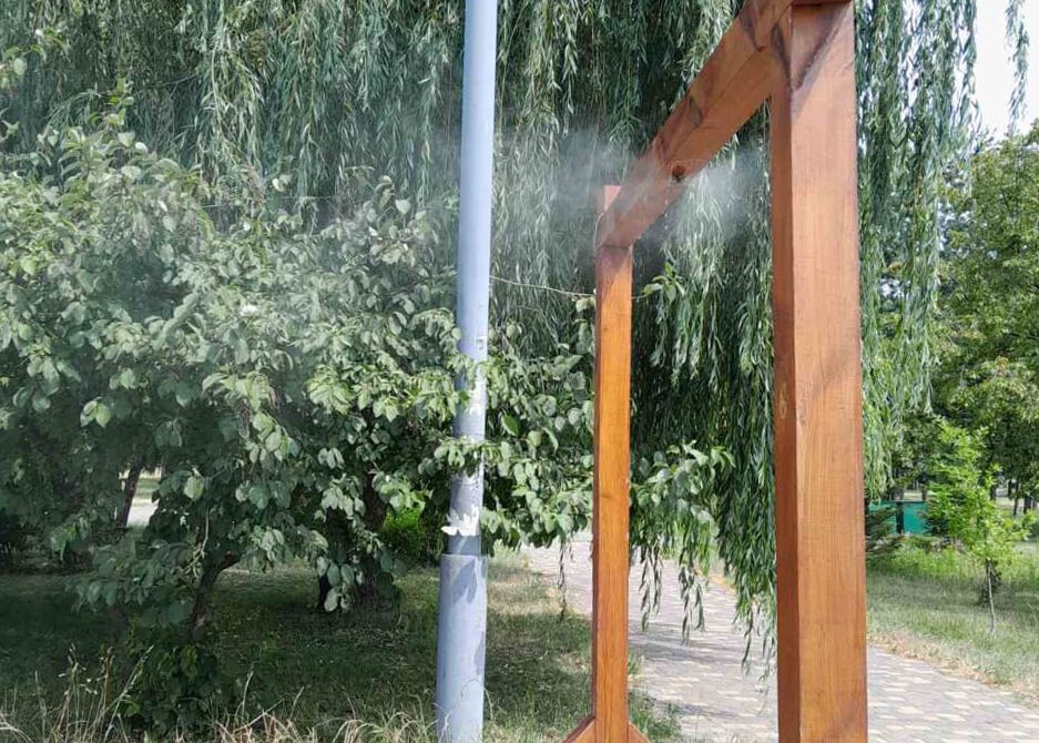 У Києві почали встановлювати додаткові рамки-розпилювачі води: де можна охолодитись в спеку. Фото