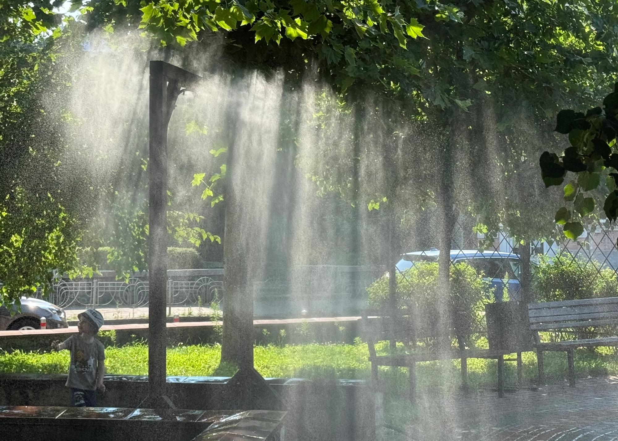 У Києві почали встановлювати додаткові рамки-розпилювачі води: де можна охолодитись в спеку. Фото
