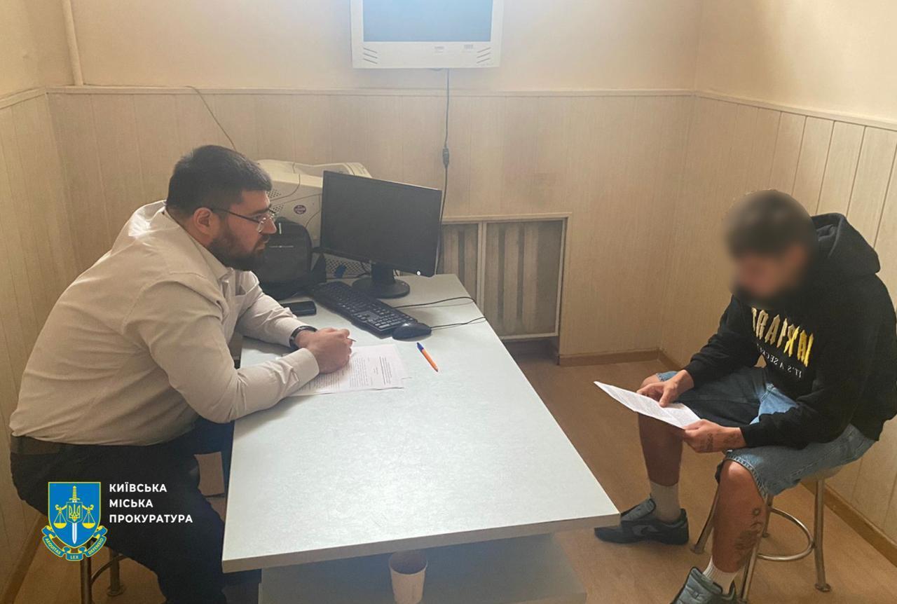 Поджег дверь квартиры по заданию псевдоработника СБУ: в Киеве задержали злоумышленника. Фото