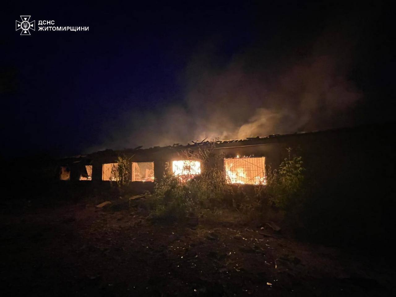 На Житомирщине в результате вражеской атаки поврежден столярный цех, произошли пожары. Фото