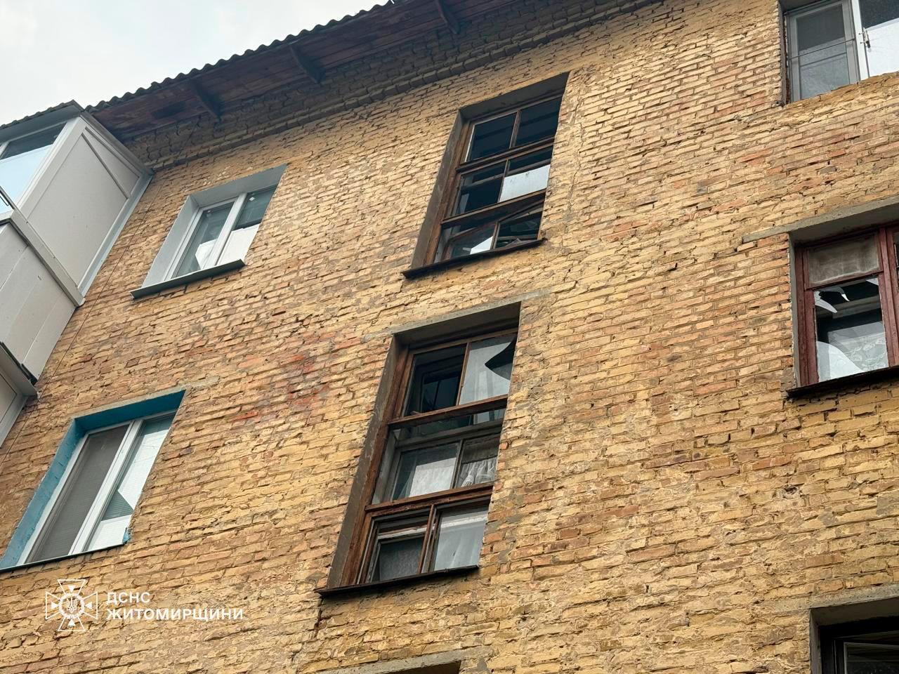 На Житомирщине в результате вражеской атаки поврежден столярный цех, произошли пожары. Фото
