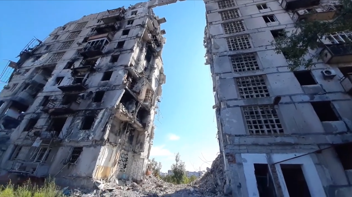 "Пляжи Крыма трещат по швам, а в Мариуполе возводят красивые дома": кто из блогеров врет об оккупированных украинских территориях