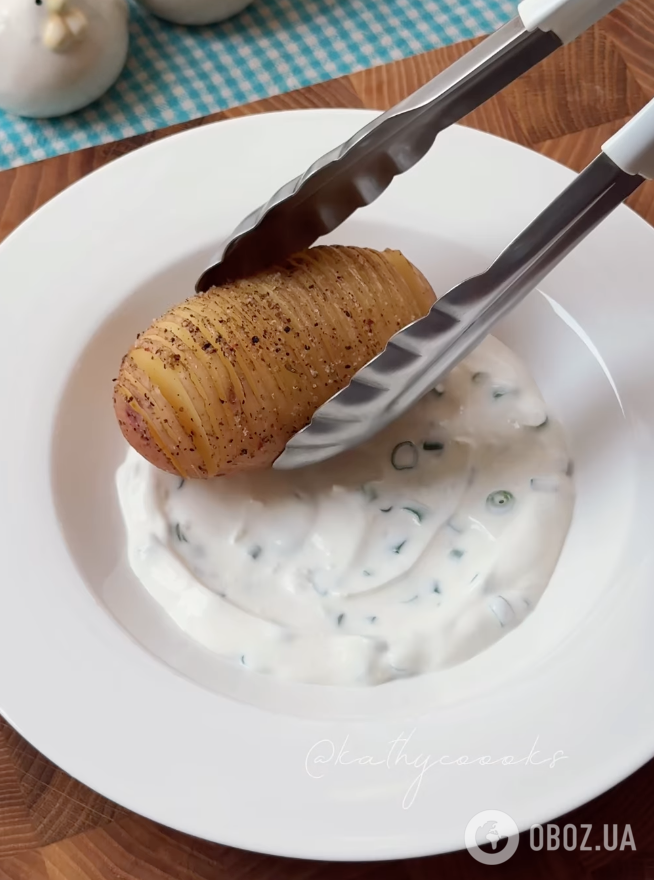Молодой картофель с соусом