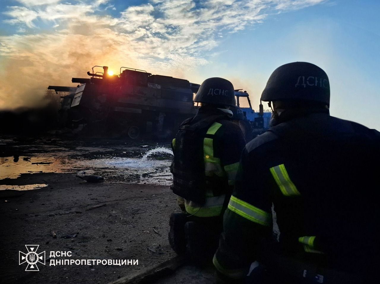 Из-под завалов спасали детей: оккупанты ударили по Днепропетровщине, есть пострадавшие. Фото