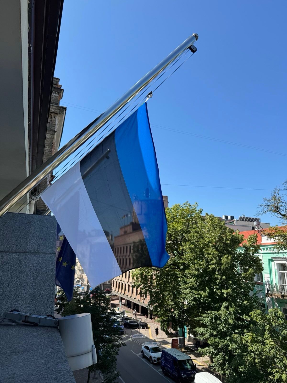 Иностранные посольства приспустили флаги в День траура в Киеве: Каллас выступила с заявлением. Фото