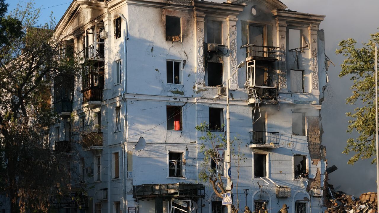 Количество жертв удара РФ по Краматорску возросло до семи: поисковая операция продолжается. Фото и видео
