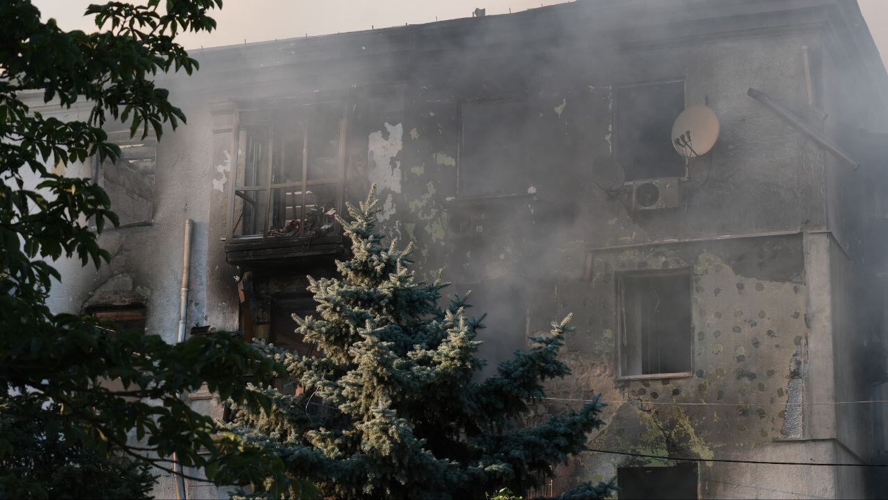 Количество жертв удара РФ по Краматорску возросло до семи: поисковая операция продолжается. Фото и видео