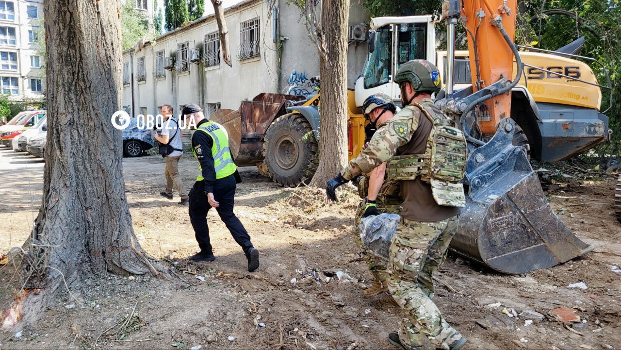 Глава МВД Клименко показал двигатель от российской ракеты, которая попала в дом в Киеве. Фото и видео