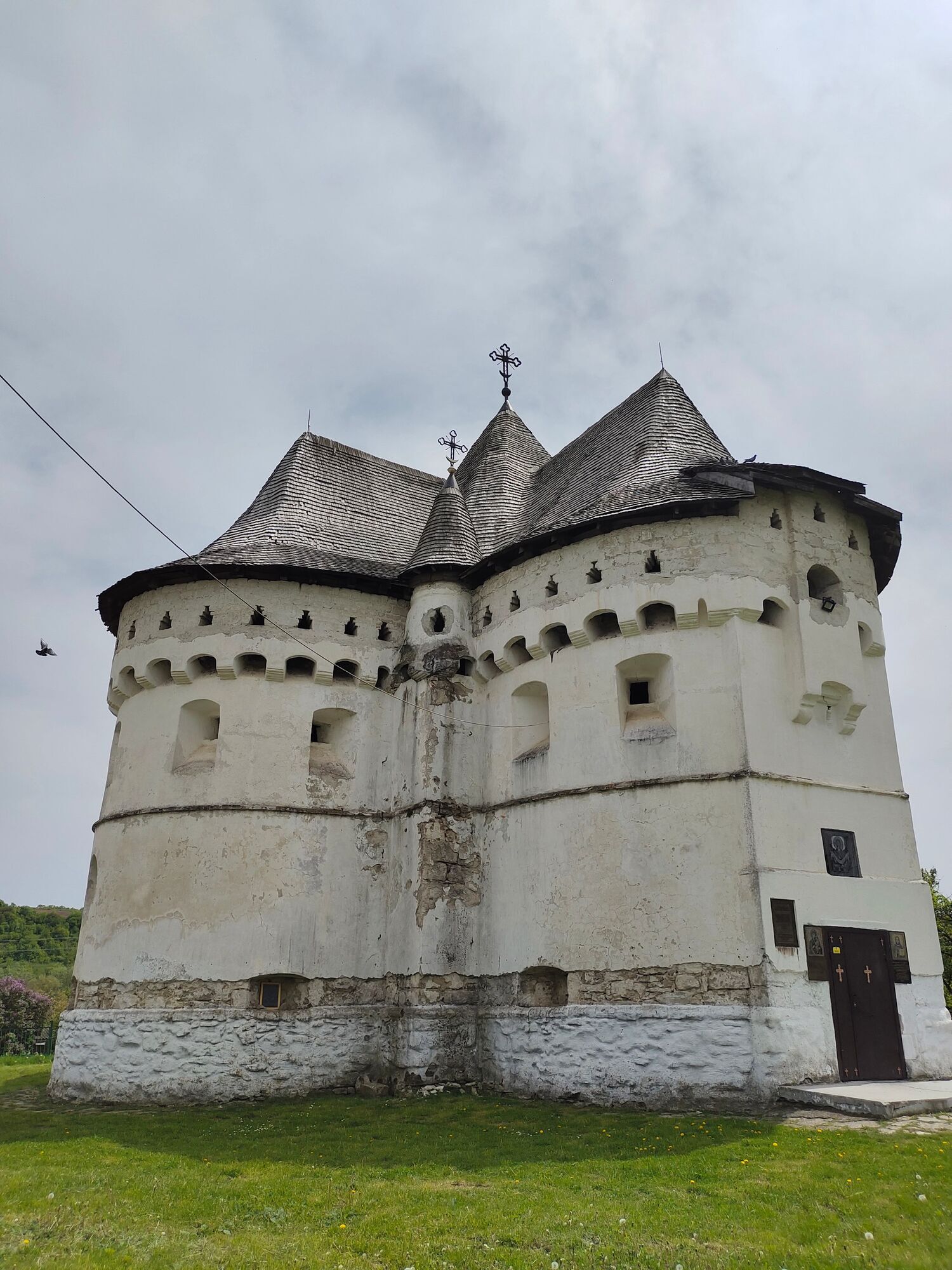 Крепость-храм в Сутковцах: почему стоит увидеть уникальную Покровскую церковь в Хмельницкой области