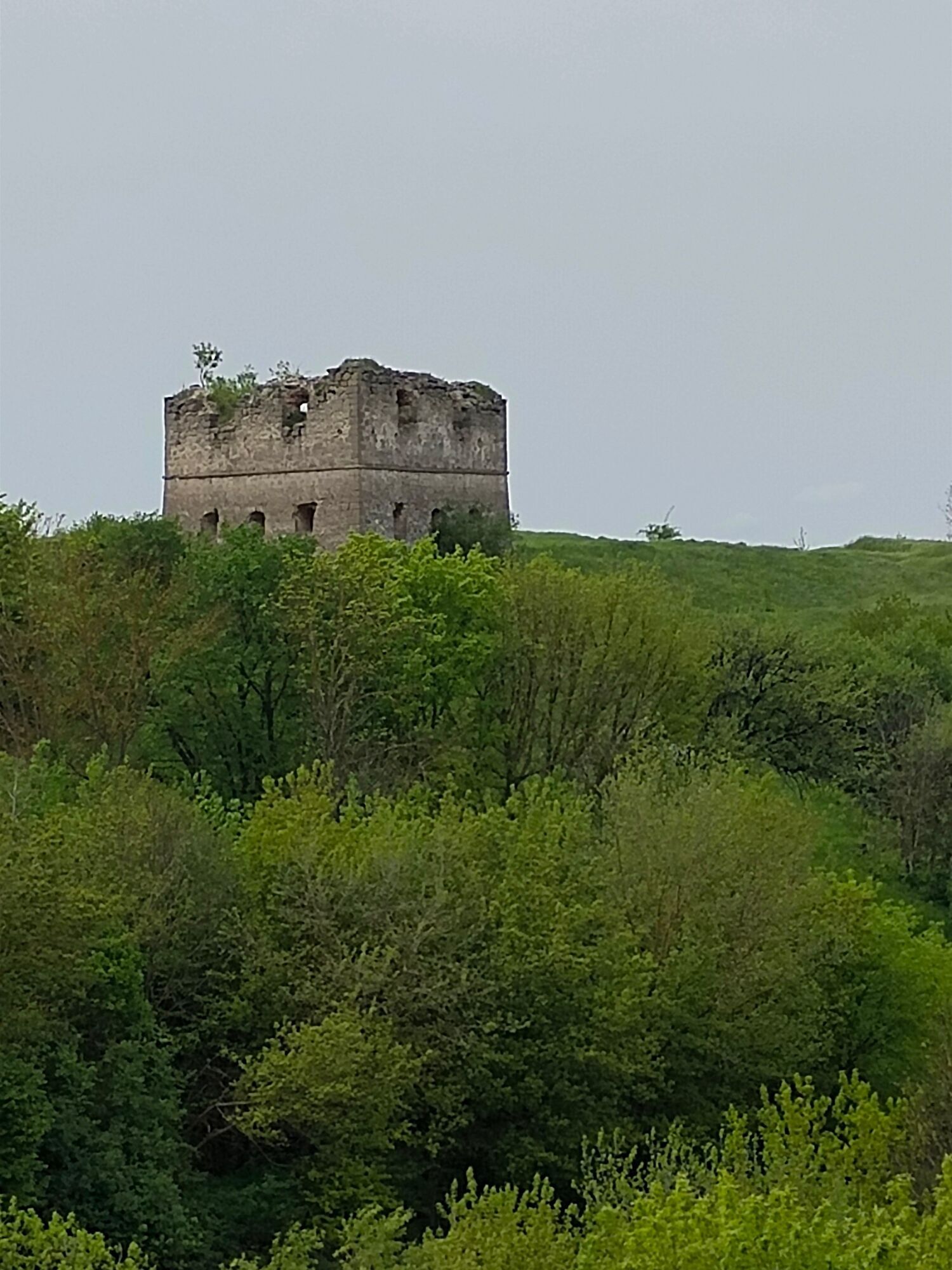 Крепость-храм в Сутковцах: почему стоит увидеть уникальную Покровскую церковь в Хмельницкой области
