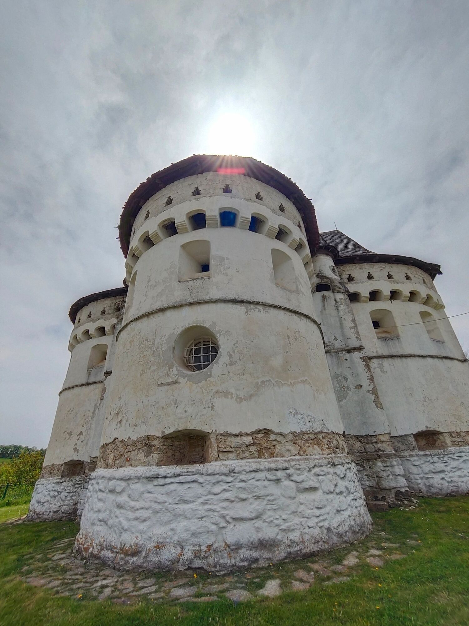 Крепость-храм в Сутковцах: почему стоит увидеть уникальную Покровскую церковь в Хмельницкой области