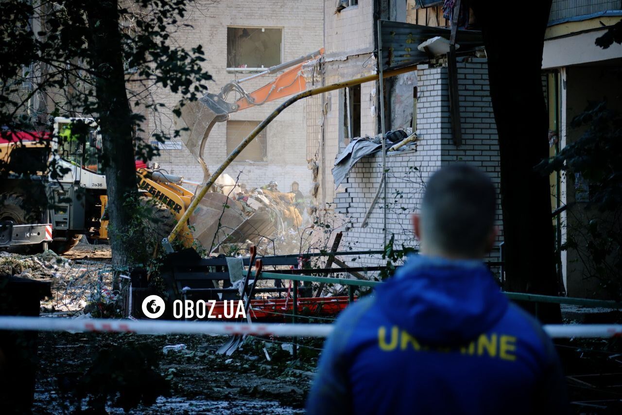 Разбирают завалы и вывозят мусор: в Киеве второй день продолжаются поисковые работы в доме, в который попала российская ракета. Фото и видео