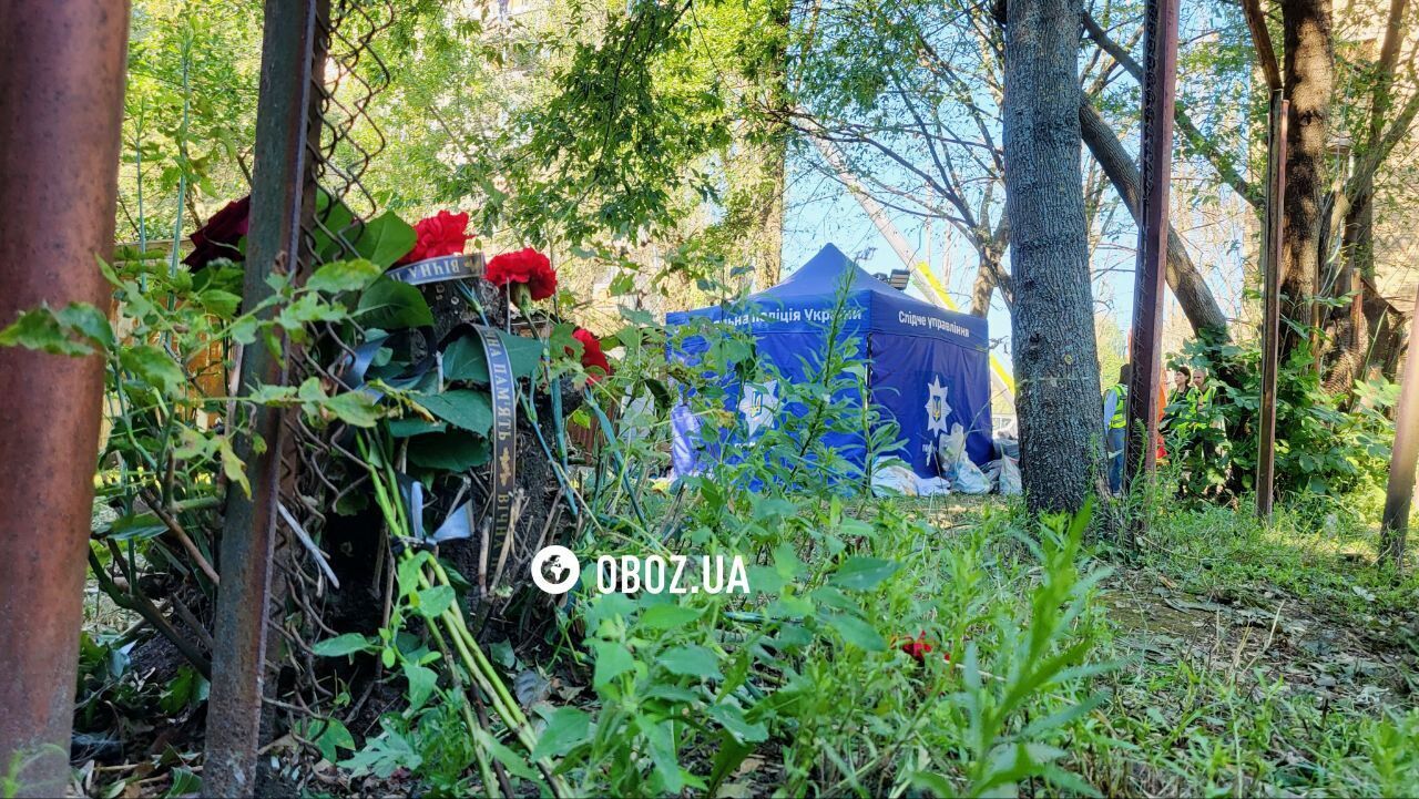 Разбирают завалы и вывозят мусор: в Киеве второй день продолжаются поисковые работы в доме, в который попала российская ракета. Фото и видео