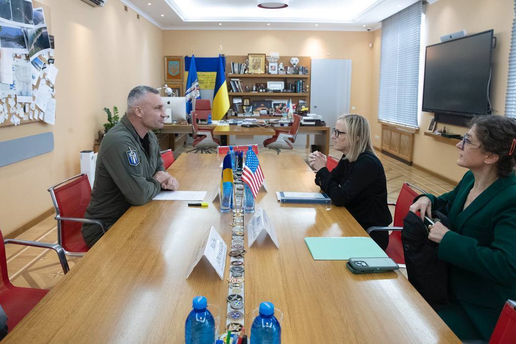 Кличко зустрівся з очільницею посольства США в Україні Джулі Девіс