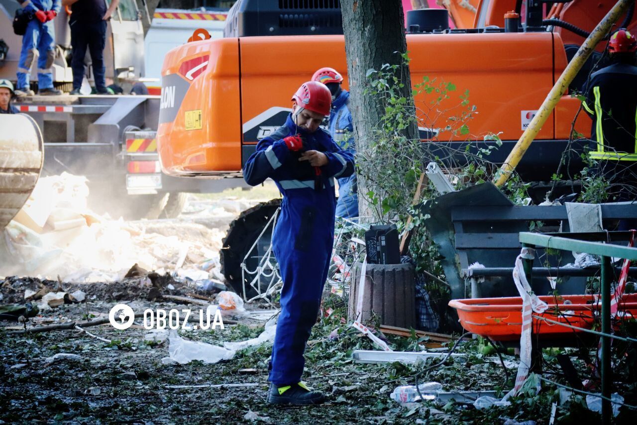 Разбирают завалы и вывозят мусор: в Киеве второй день продолжаются поисковые работы в доме, в который попала российская ракета. Фото и видео