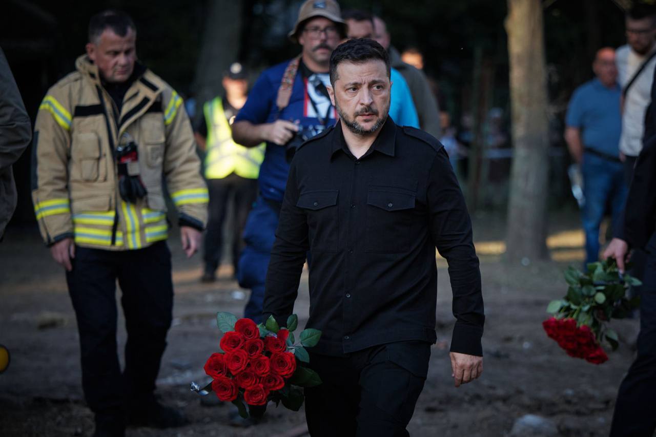 "Дякую кожному, хто рятував, лікував і розбирав завали": Зеленський відвідав будинок, у який влучила російська ракета. Фото і відео