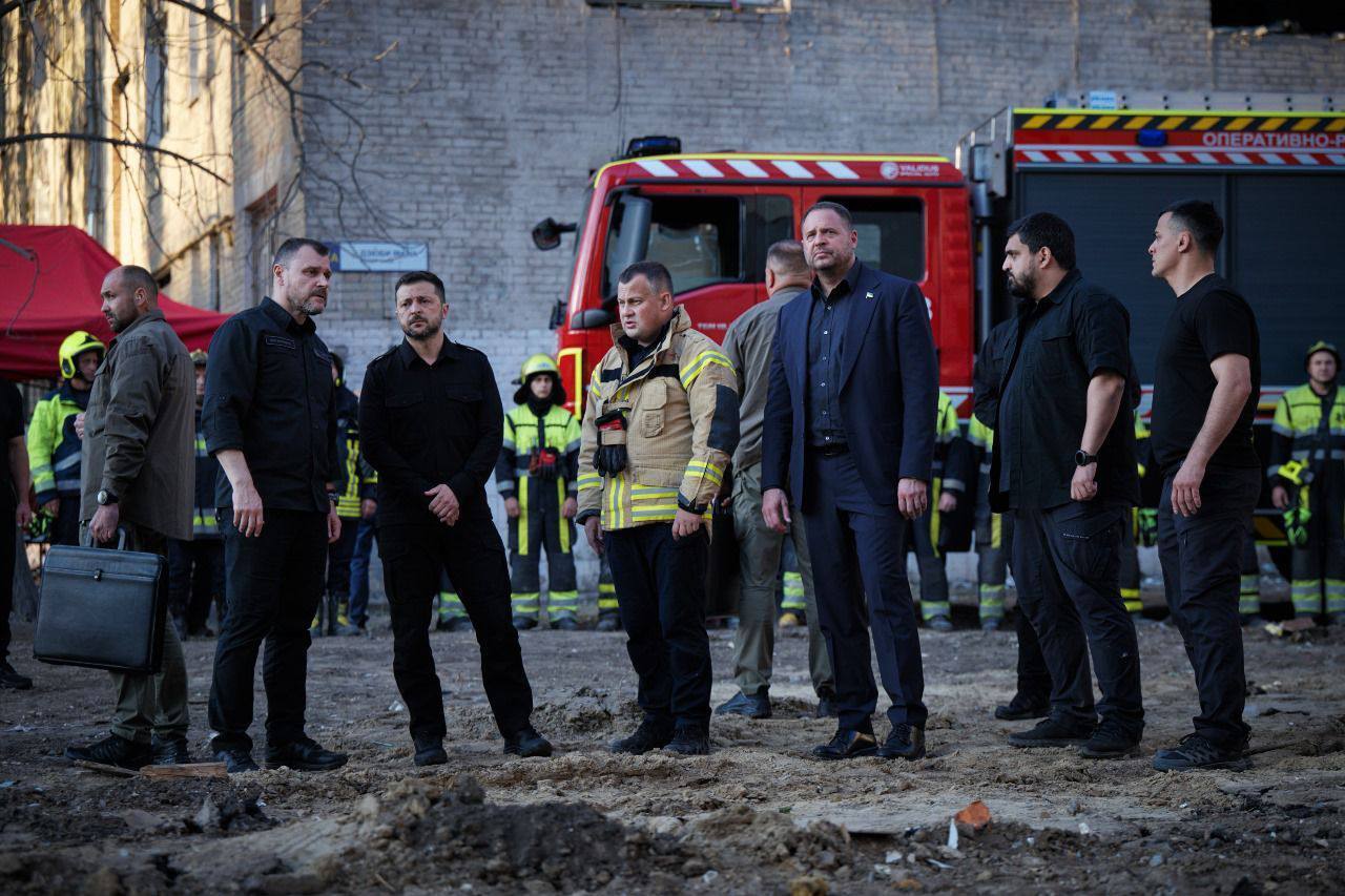"Дякую кожному, хто рятував, лікував і розбирав завали": Зеленський відвідав будинок, у який влучила російська ракета. Фото і відео
