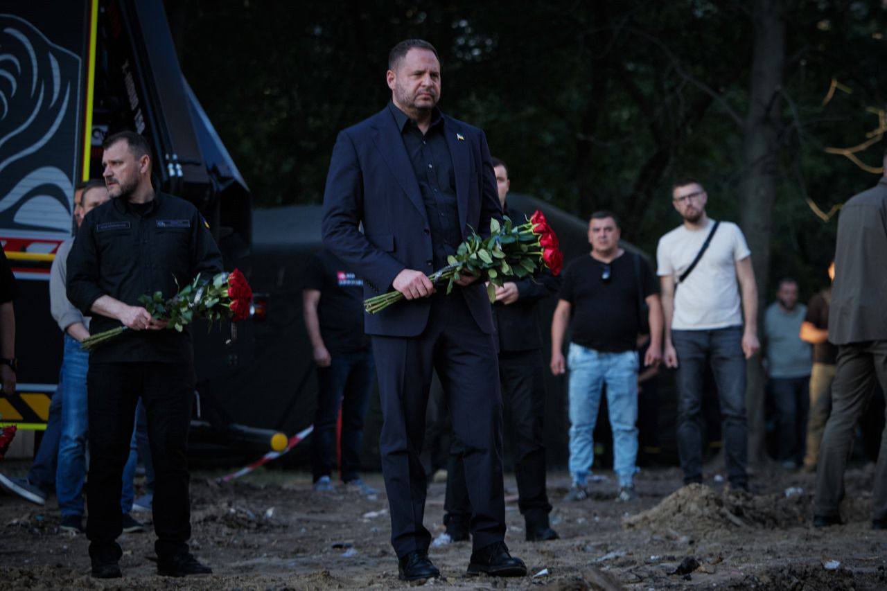 "Дякую кожному, хто рятував, лікував і розбирав завали": Зеленський відвідав будинок, у який влучила російська ракета. Фото і відео