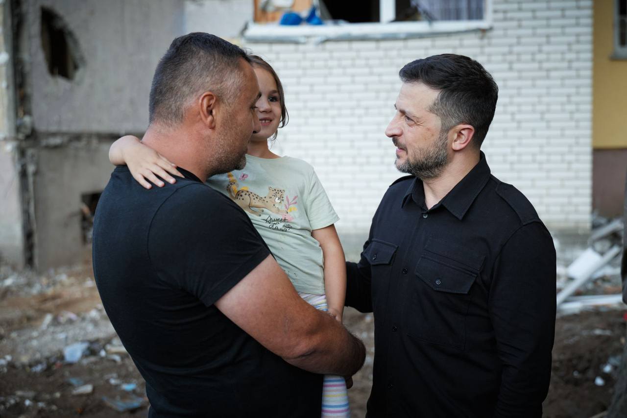 "Дякую кожному, хто рятував, лікував і розбирав завали": Зеленський відвідав будинок, у який влучила російська ракета. Фото і відео