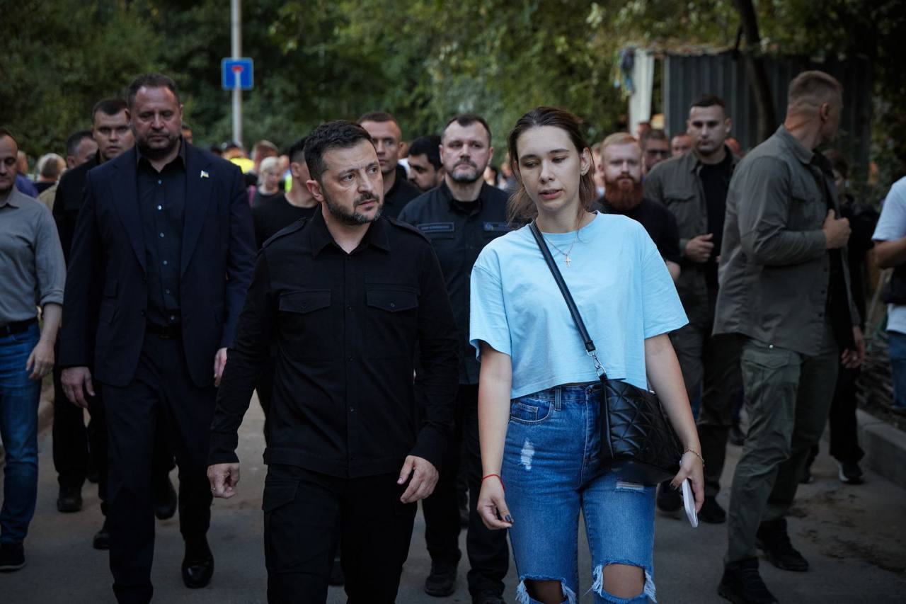 "Дякую кожному, хто рятував, лікував і розбирав завали": Зеленський відвідав будинок, у який влучила російська ракета. Фото і відео